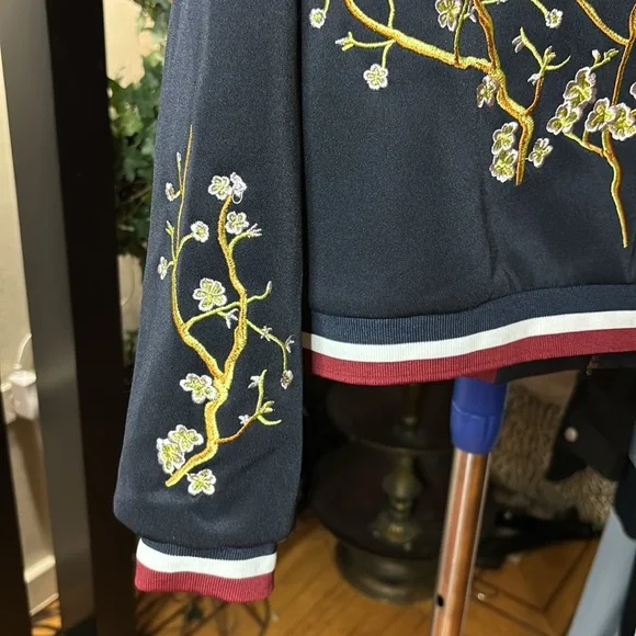 NWT Holly Bracken navy blue bomber with a cherry blossom design, size small - Picture 5 of 6